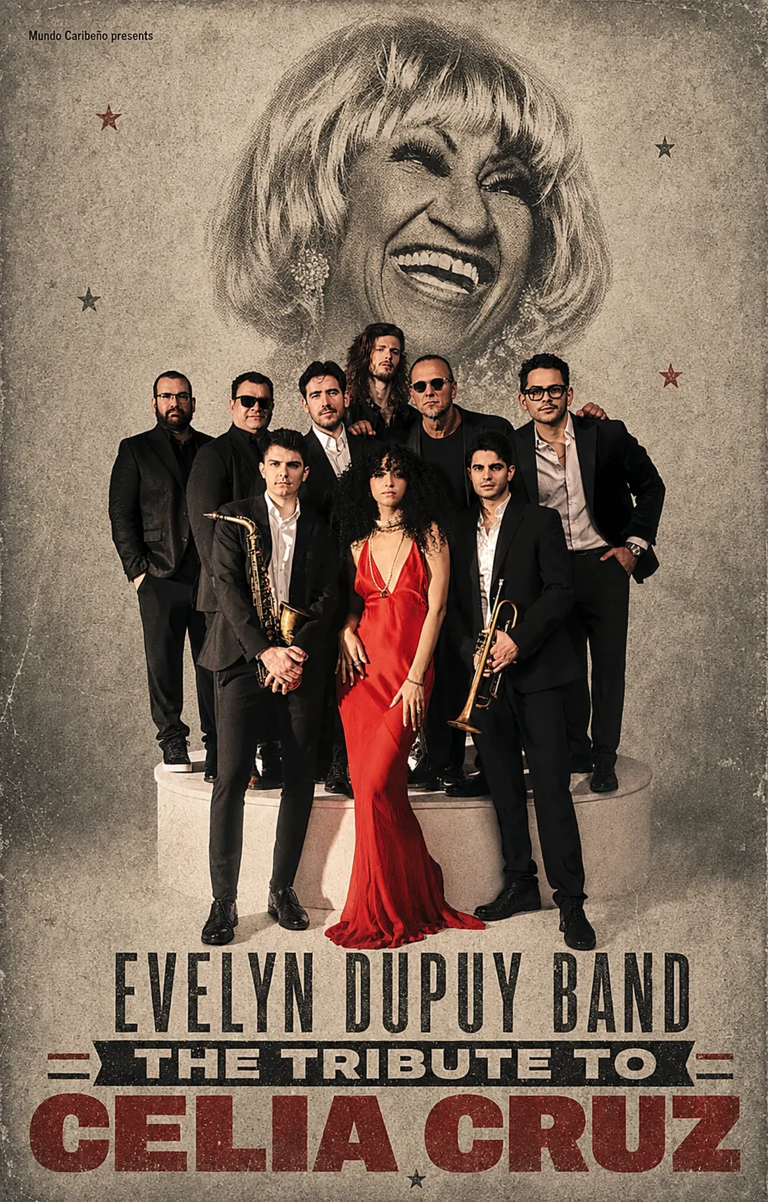 Evelyn Dupuy im roten Kleid mit ihrer Band, darüber eine Zeichnung von Celia Cruz