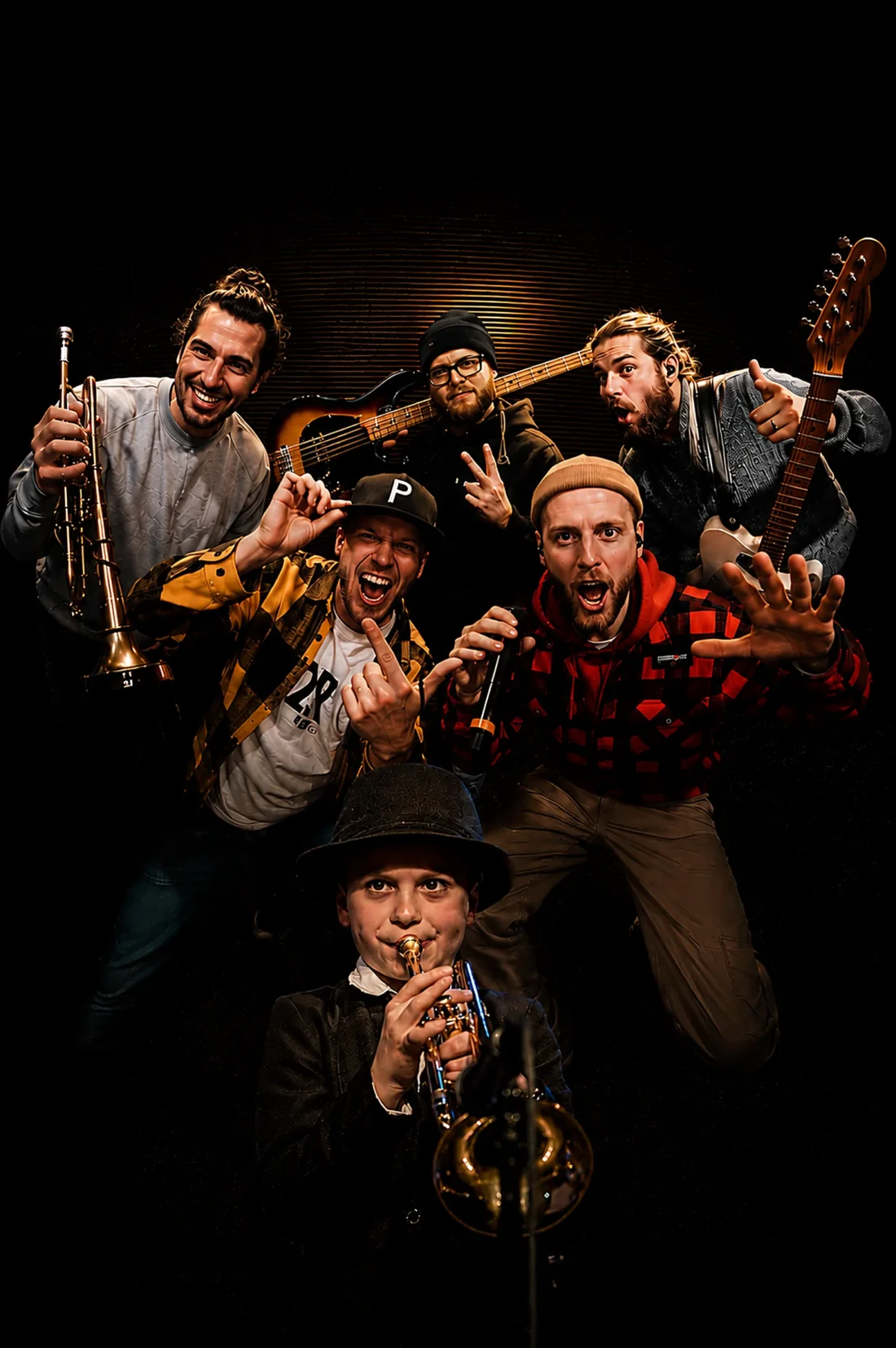Zweierpasch und Amon Deeb – sechs Musiker mit Trompete, Bass und Gitarre vor schwarzem Hintergrund